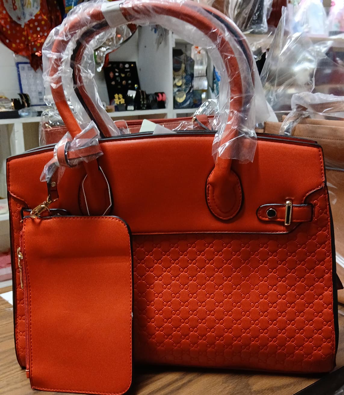 cartera roja con cartera monedero