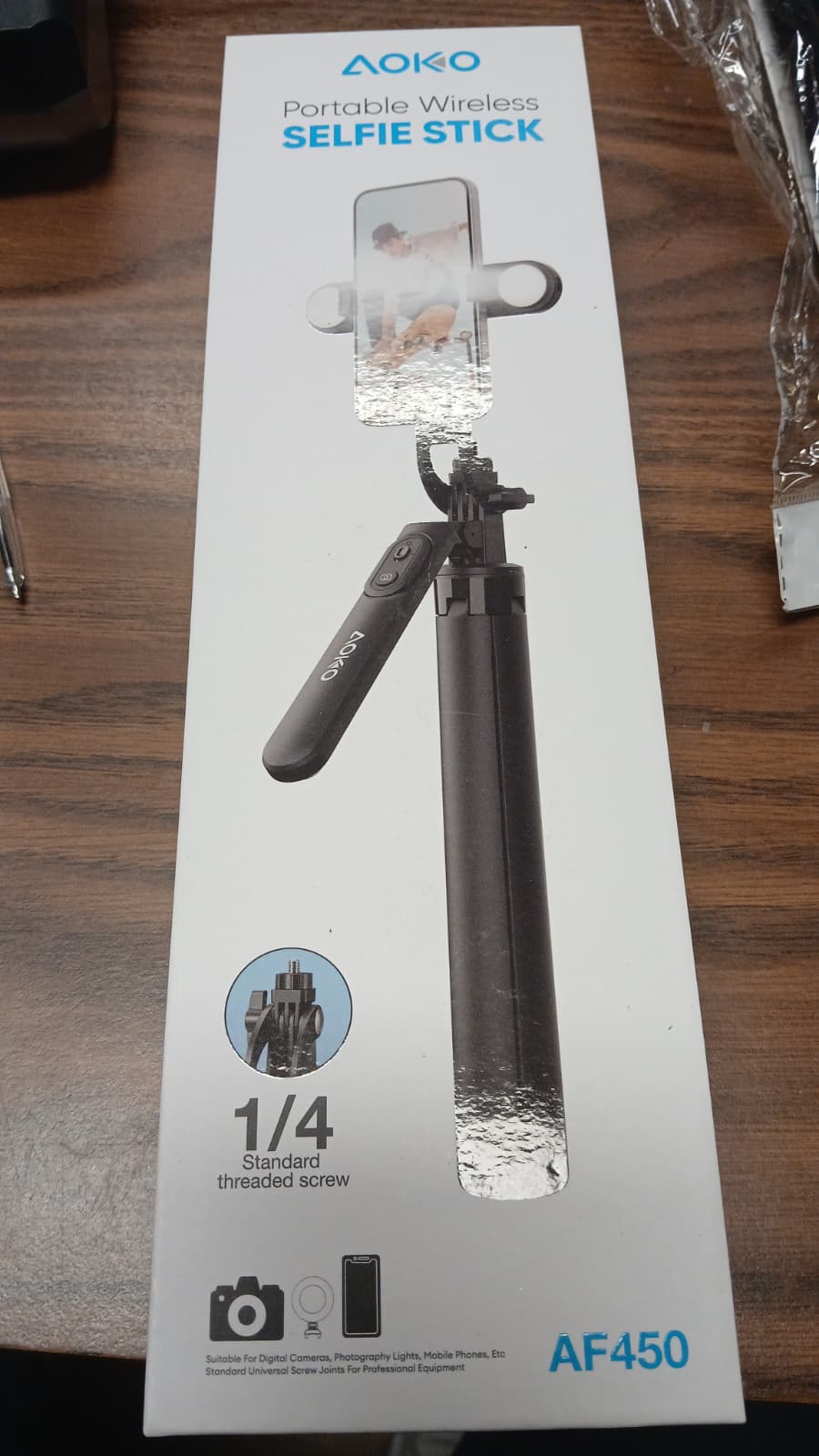 PORTABLE WIRELESS SELFIE STICK