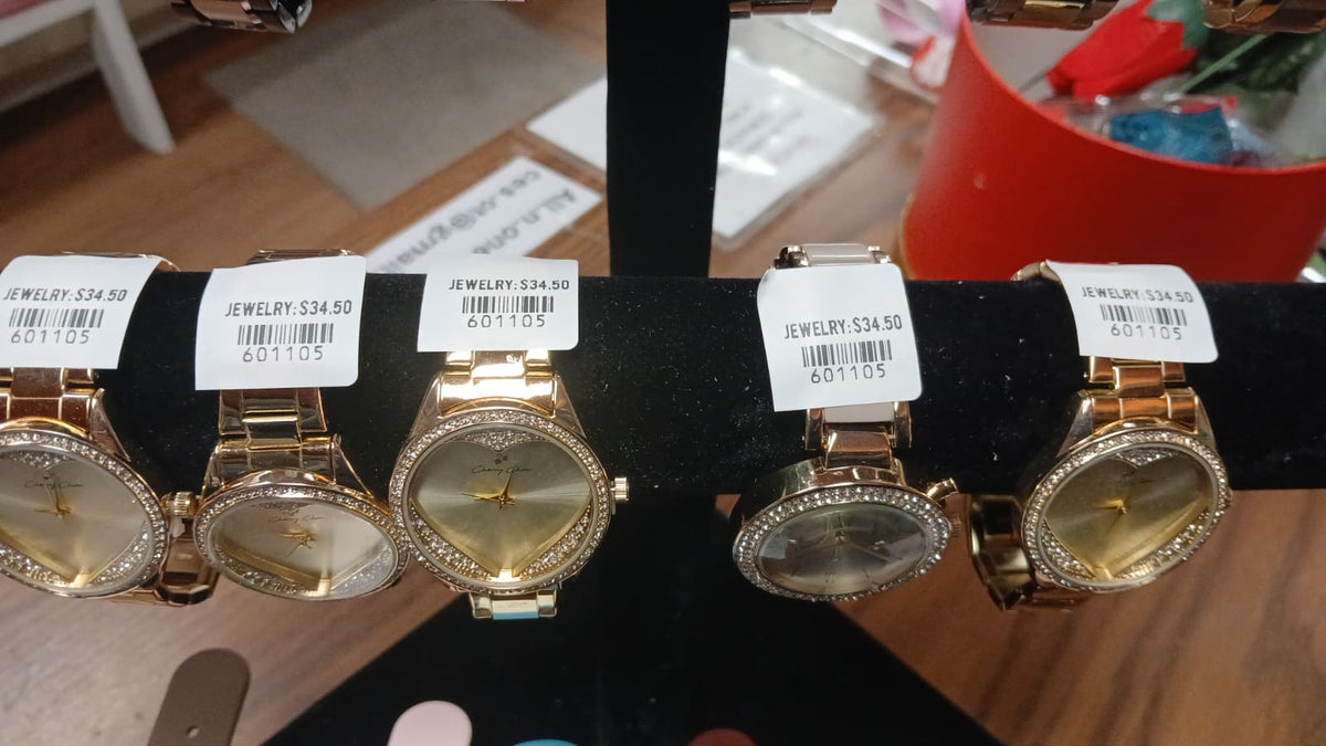 RELOJ DE DAMA DORADO  DE CRAZON